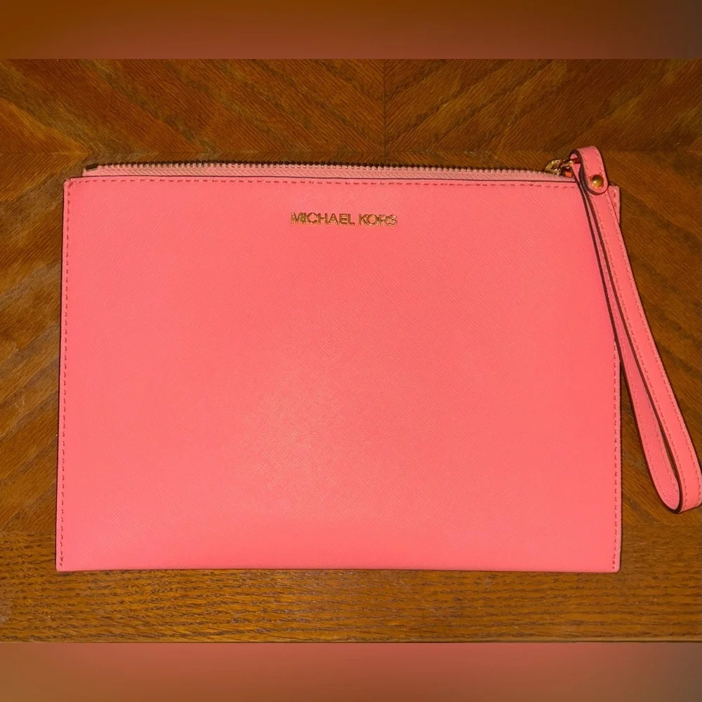 Michael Kors Jet Set XL Travel Wristlet